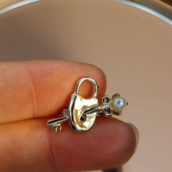 Vintage Lock and Key Silver Pin - Picture 3 of 5